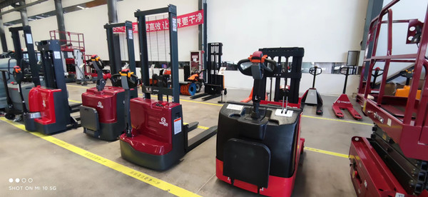  全電動堆高車載重有限制嗎？